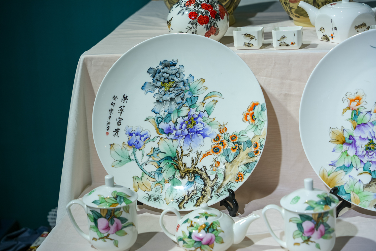 釉下彩：陶瓷艺术的精湛技艺