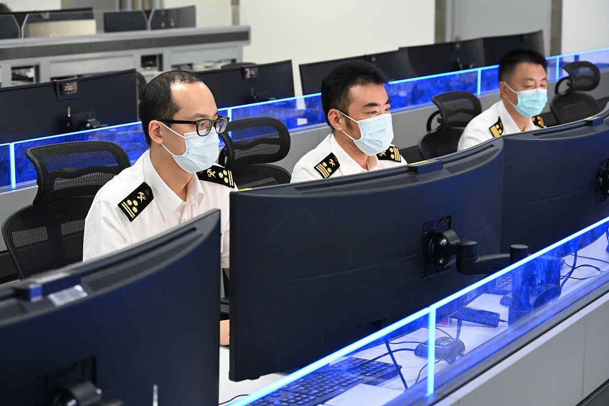 目前上海机场边检站正在加快建设最强边检站而作为技术保障的重要组成部分我们的边检信息技术工作也在加速改革和优化制度努力建设最强边检技术队。在这一过程中我们需要各级领导的支持和技术人员的共同努力。我们坚信通过不断自我革新、自我优化和自我提高能够推进流程化建设和标准化管理从而通过信息技术赋能和科技强警来有效提高技术队伍的整体素质和工作效率为上海边检站的发展做出更大的贡献。