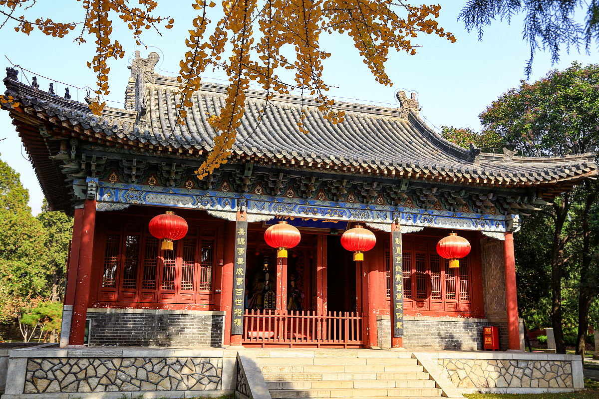 2019年11月12日,山东泰安,初冬时节,岱庙内古建筑与黄叶融为一体,景致
