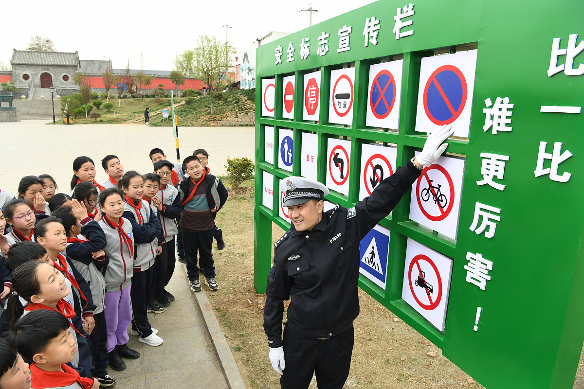 药厂工业安全知识药厂工业安全知识包括以下内容：1 安全生产法规：药厂必须遵守国家的安全生产法规特别是《安全生产法》和《危险化学品安全管理条例》等相关法规。2 环境保护法规：药厂必须遵守国家的环境保护法规特别是《大气污染防治法》、《水污染防治法》和《固体废物污染环境防治法》等相关法规。3 安全操作规程：药厂必须制定和实施安全操作规程明确操作人员的职责和行为准则确保生产过程中的安全。4 安全设施配置：