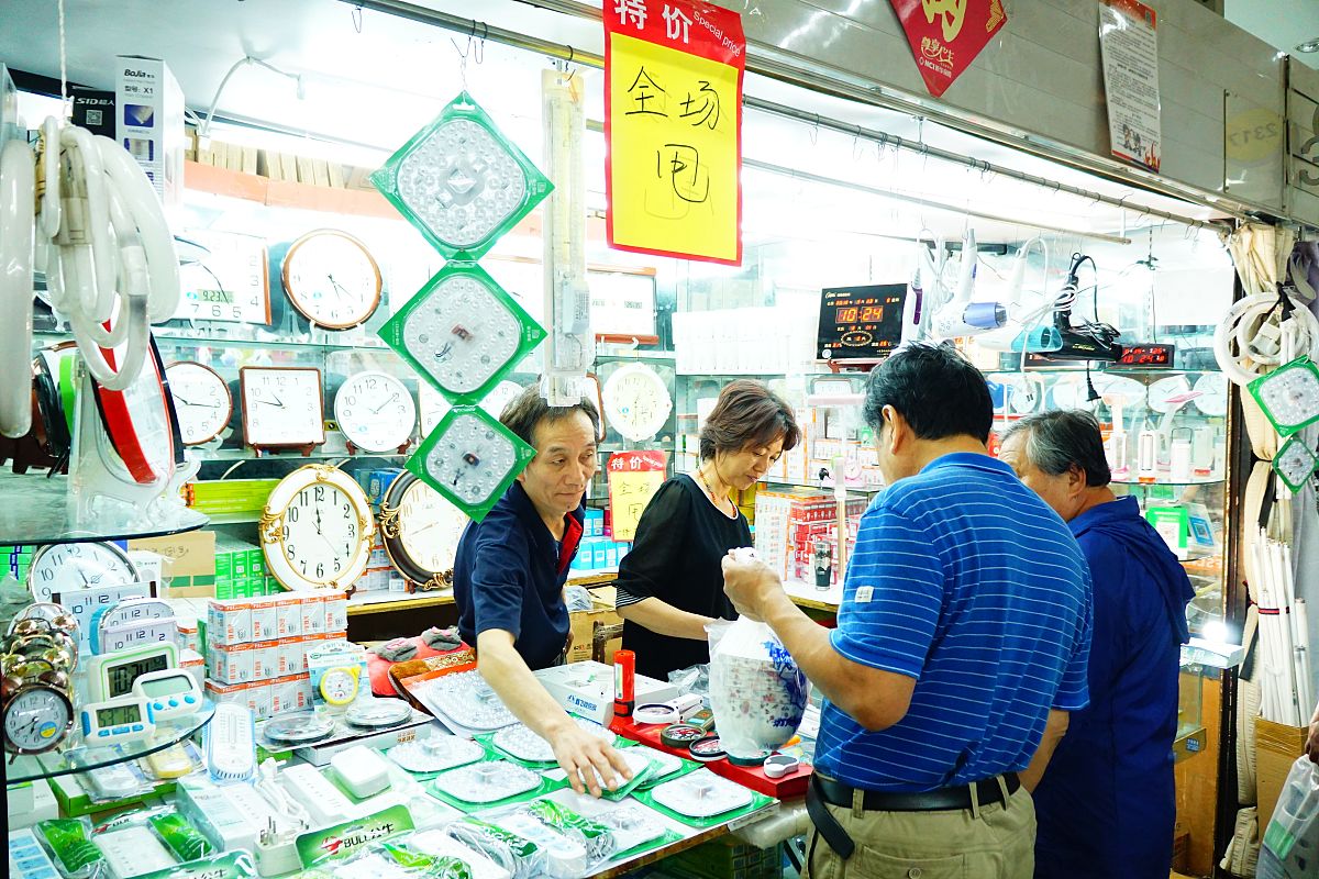 2018年9月26日,北京,正在官园批发市场进行最后抢购的市民们.