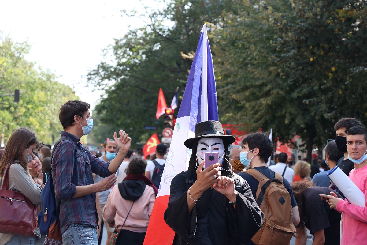 当地时间2020年9月17日,法国巴黎,人们加入法国总工会在当地发起的罢