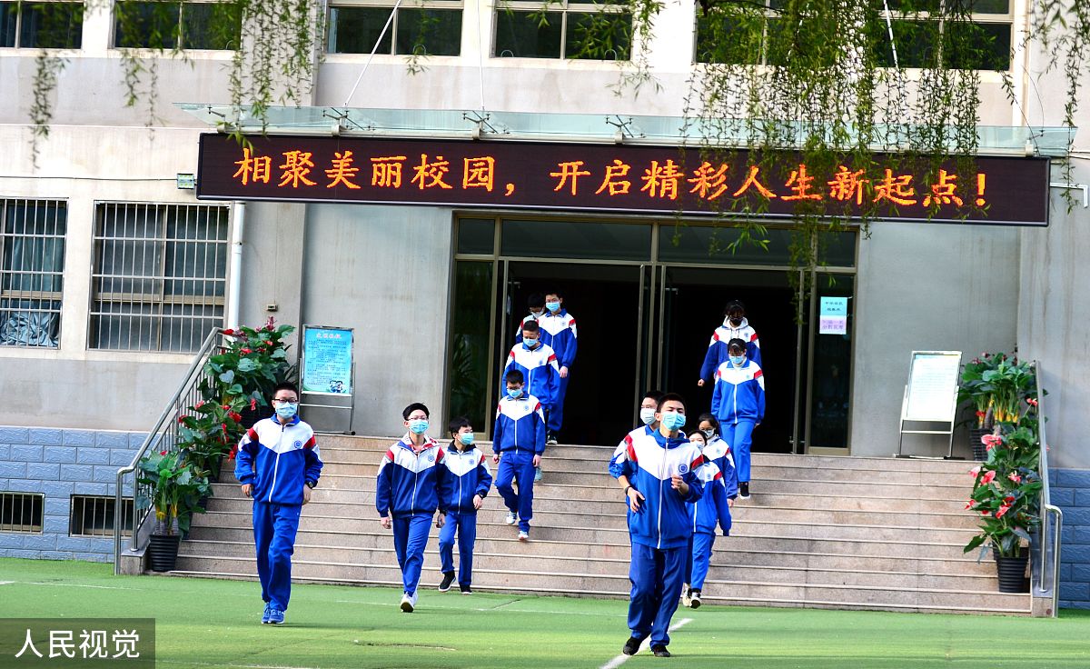 2020年4月13日早上,兰州十九中下沟校区初三学子在"疫"别数月后,重回