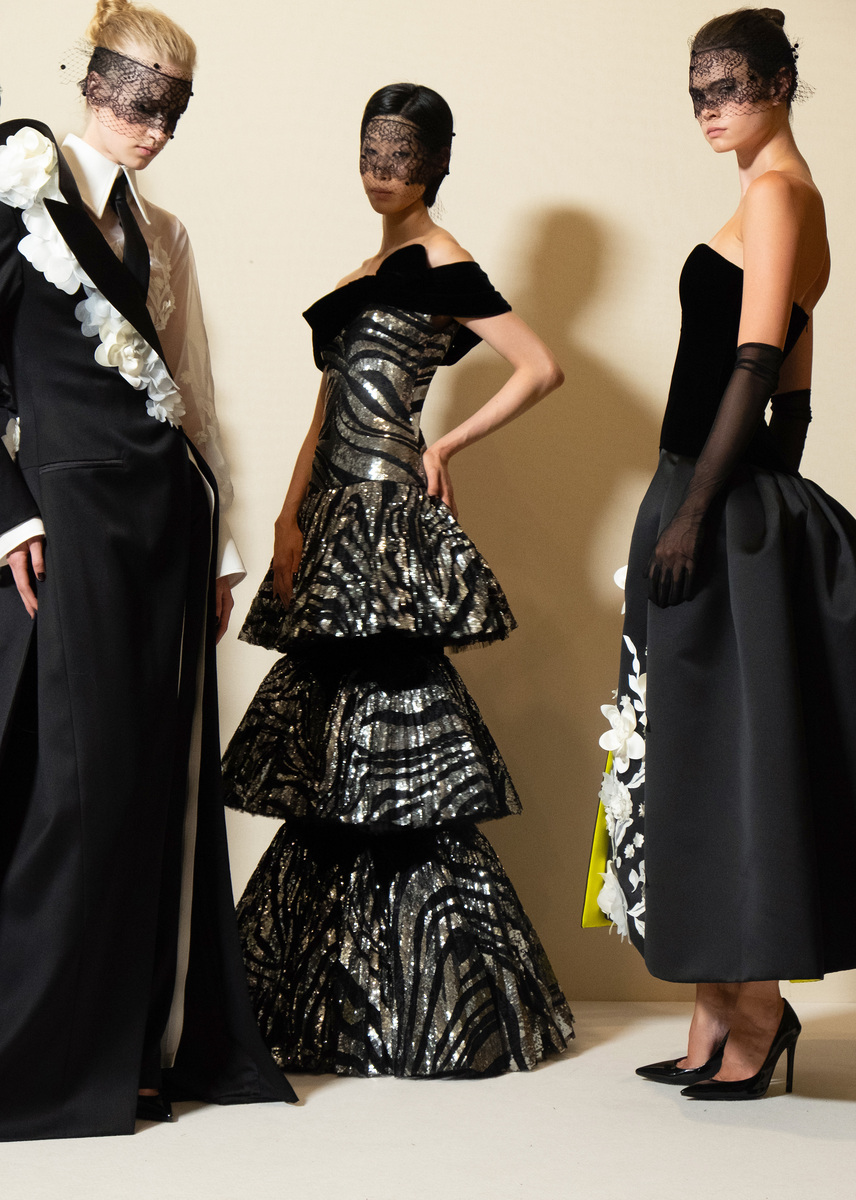 用美式英语写3条关于Womens Fashion Casual Comfortable Long Sleeve Round Neck Halloween Print Dress产品的正面评论。内容附带评论标题评论单词数量小于40个单词。