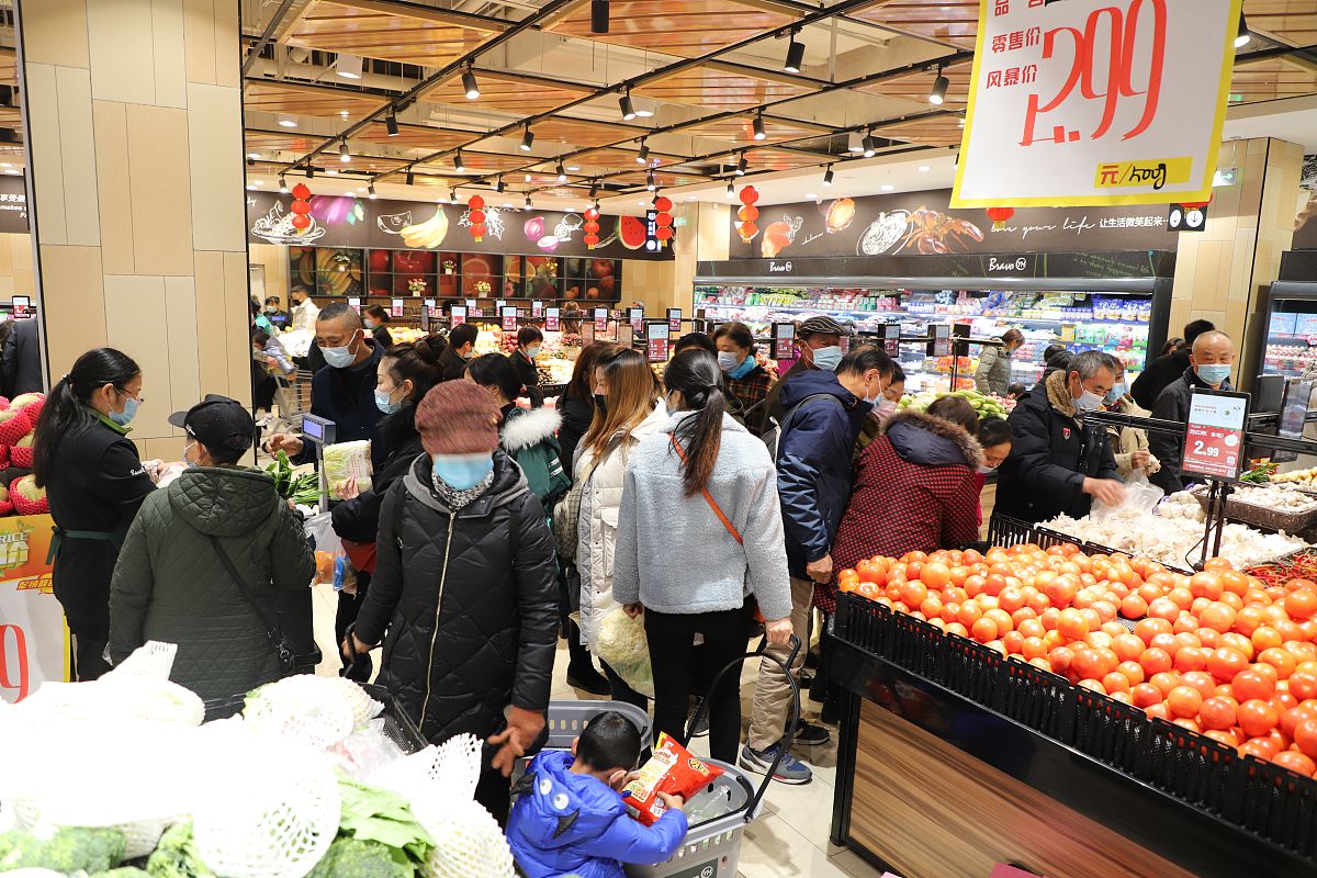 2021年1月2日,湖北宜昌,市民在一家 新开的超市采购物资备年货.