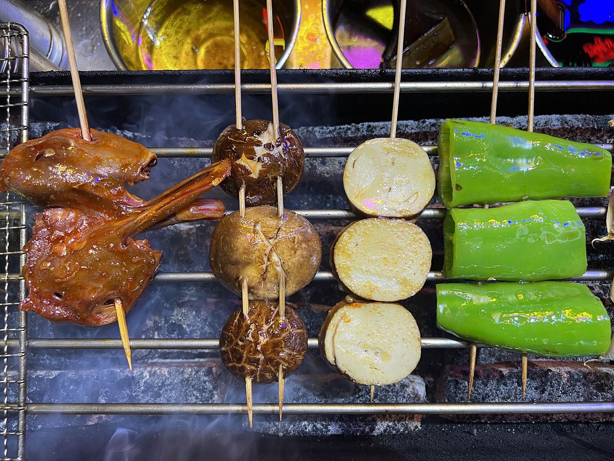 30字外卖烧烤好评：鲜嫩肉质，美味调料，快速配送！