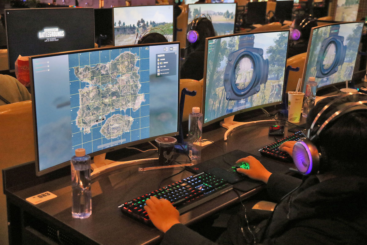 假如我现在有一台笔记本电脑还有一台主机。如果我用笔记本打开绝地求生然后用主机来控制笔记本那么如果我在游戏里开麦然后我说话的时候声音是通过主机传进去的还是笔记本。有什么解决办法吗