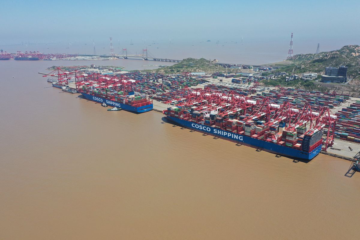 上海洋山深水港、吴淞口港、张江港、浦东国际航运中心码头能停靠多少吨运沙船