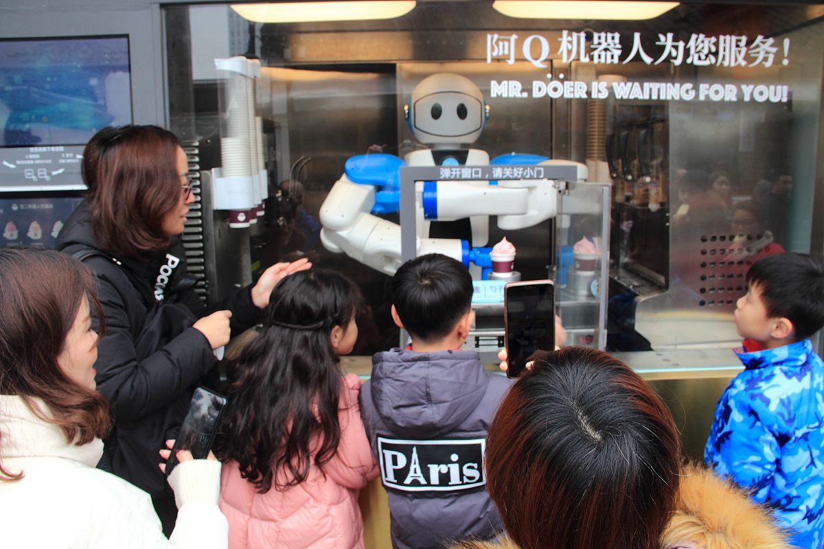 我准备以基于人工智能技术的小学信息科技交互式教学策略研究为选题写一篇硕士课程论文请结合人工智能技术在交互式教学中的应用现状为我生成论文大纲。