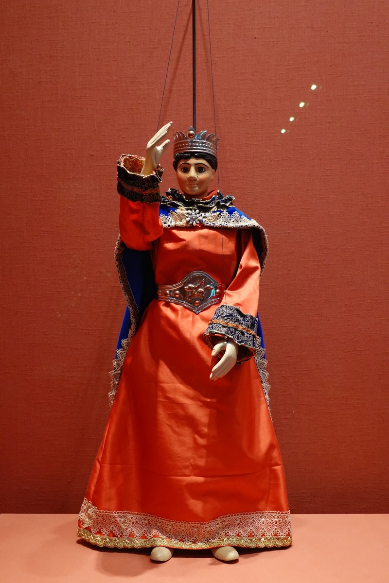 请帮我写1篇不少于800汉字的博客文章语言要幽默口语化。主题是：胡服最早由哪个朝代引入胡服的含义及其得名原因