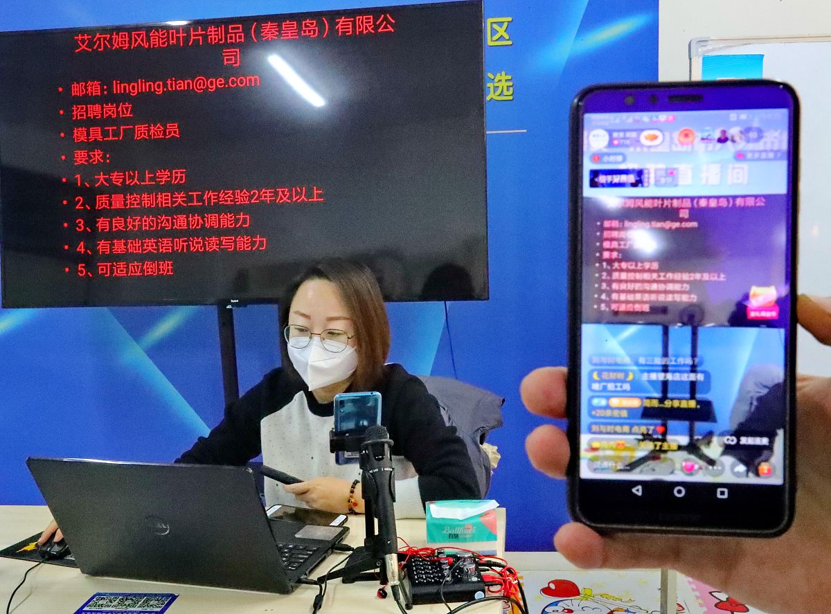 你将扮演新媒体专业大学生，解答此单选题：以下属于主播商品讲解时可以为用户营造真实体验感的商品介绍策略是 ( )

A适当放大商品的优点
B重点介绍用户想听的
C增加商品试用环节
D具体描述商品的使用场景