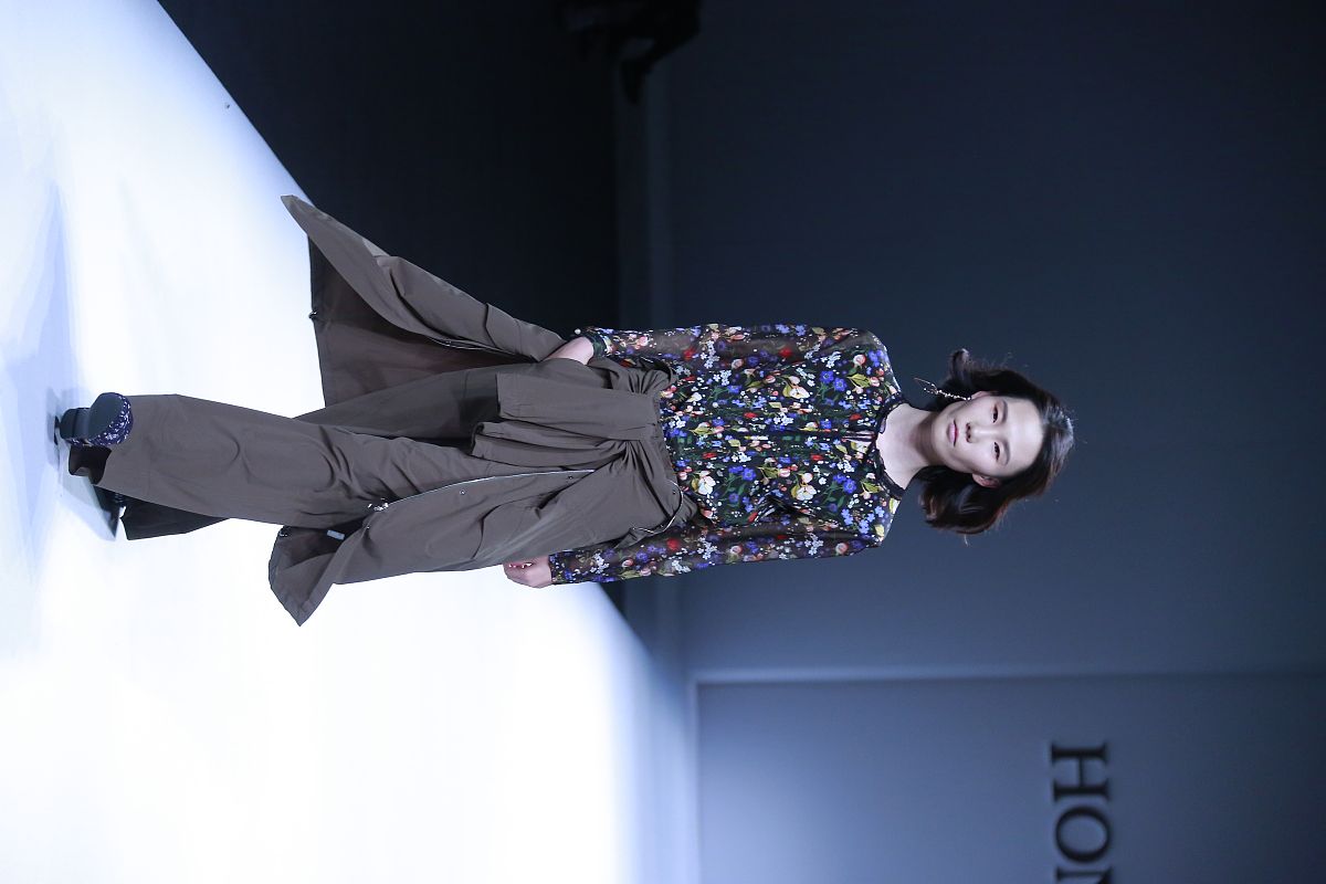 他人是有的人一看就不会转头是好事但是有的人看到他人看他却转头可能是因为他们感到不自在或者不确定。这可能是因为他们不知道对方为什么看他们或者他们可能有自我意识觉得对方可能在评价他们。无论是哪种情况这种反应都是正常的但是如果我们想要更自信地面对他人的注视我们可以尝试练习自我接受和自我肯定同时也可以尝试穿着舒适自信的衣服来提高自信心。原来他人是不知道为什么别人要看自己吗