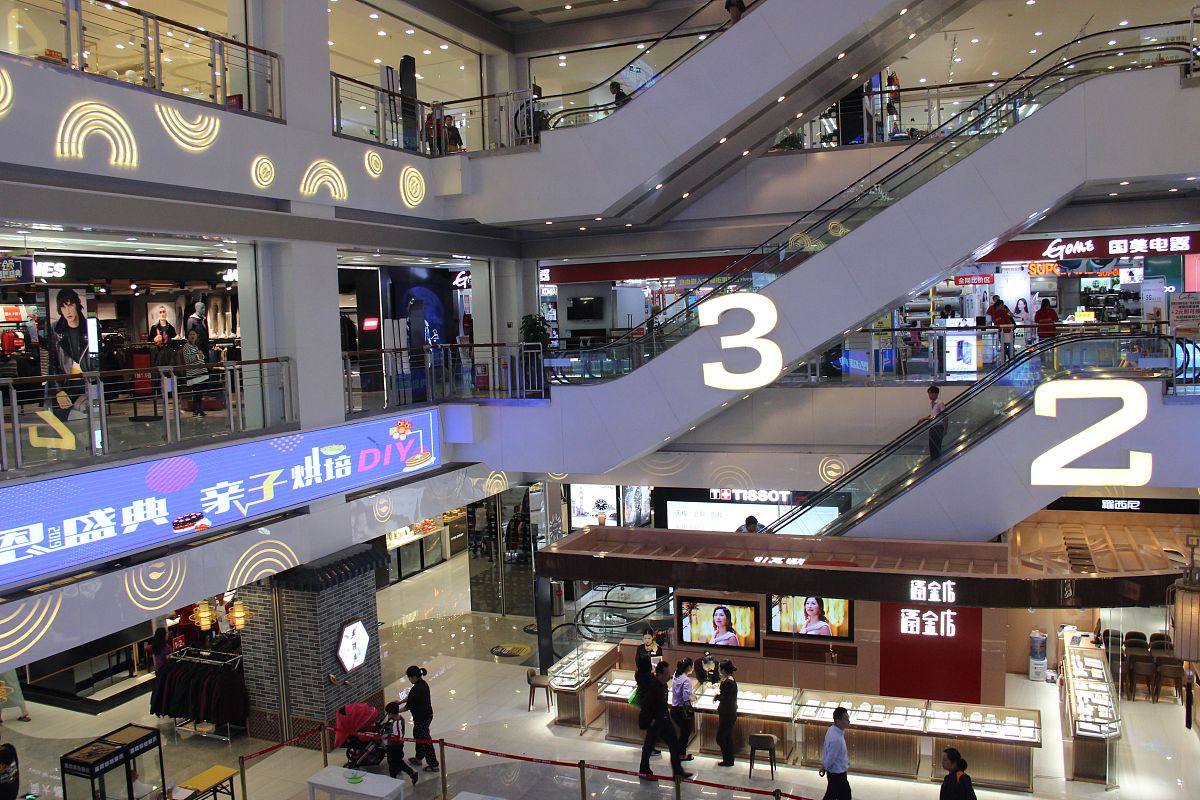 2019年11月16日,广东省惠州市,丽日购物广场西湖店,扶手电梯上有楼层