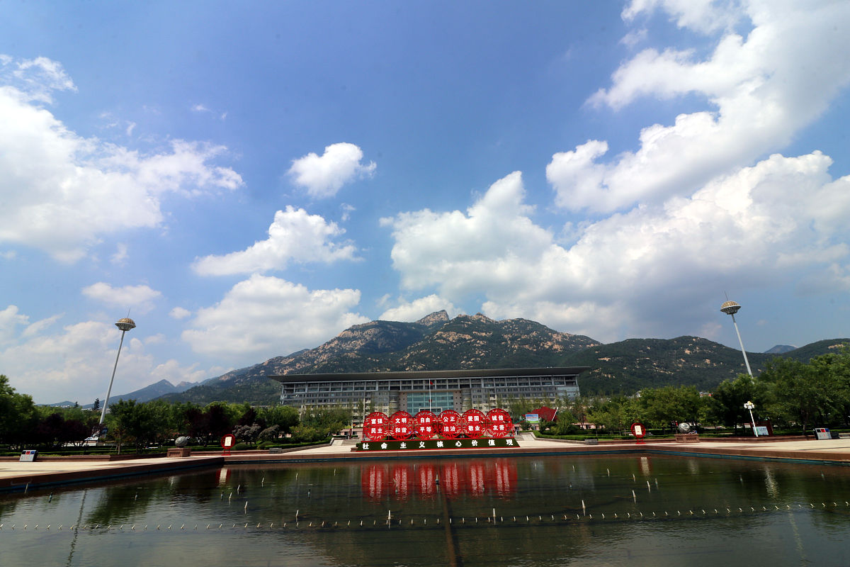 2020年8月17日,山东泰安,几场大雨过后,市区蓝天白云景色美.