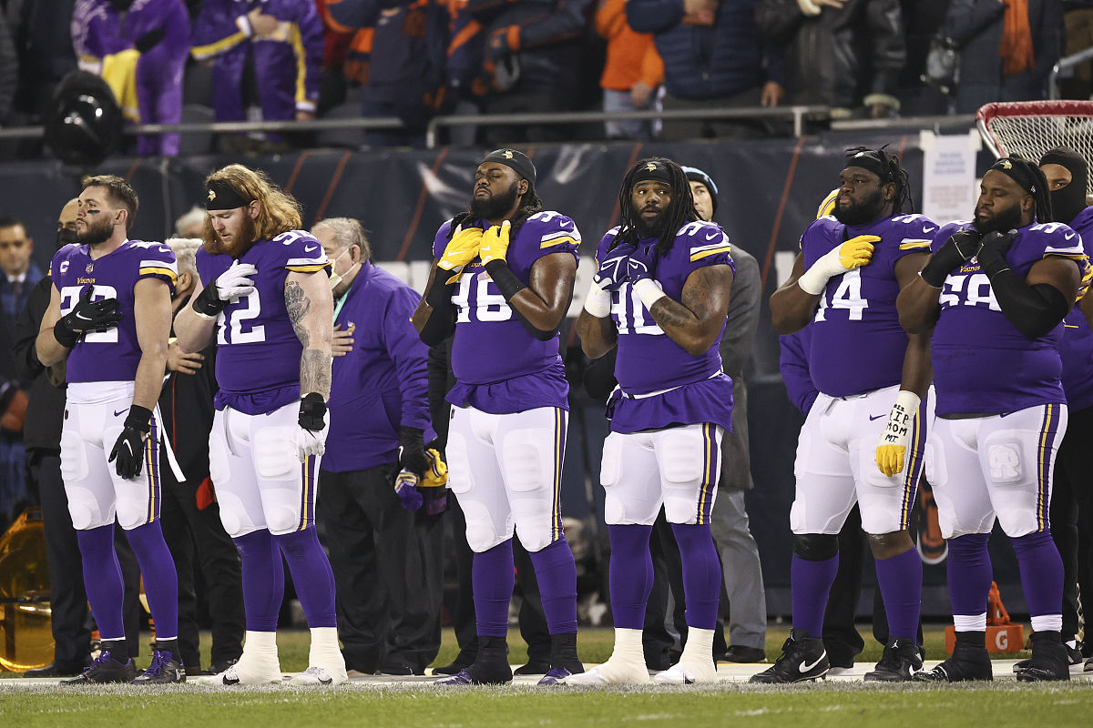 please translate the following English words to Chinese The Philadelphia Phillies have announced their Opening Day roster for the year 2023 The team will feature a mix of veteran players and promising