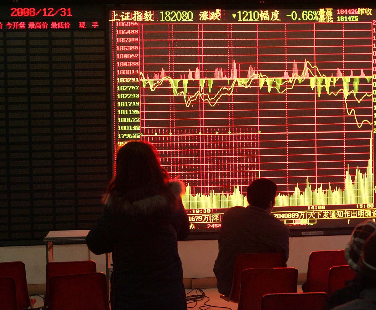 图为2008年12月31日,在武汉市一证券公司营业厅,股民关注大盘走势.