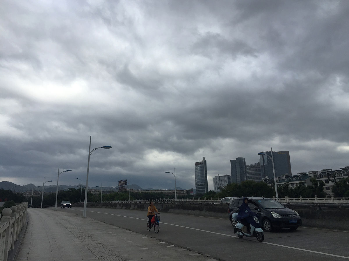 给这个稿子写10句用户跟评：浙江人：一半是暴雨一半是高温！后面还有更大反扑