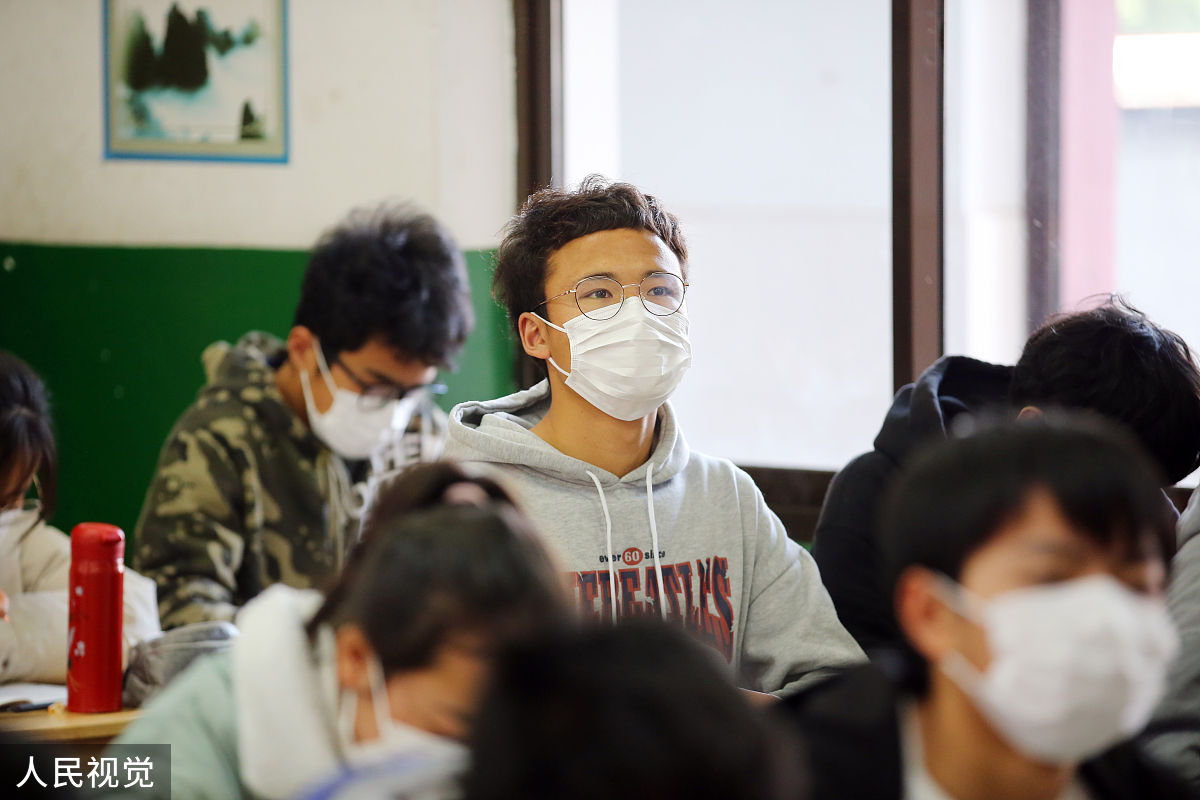 勐腊县民族中学2022年专业设置：语言、文学、艺术、理工等