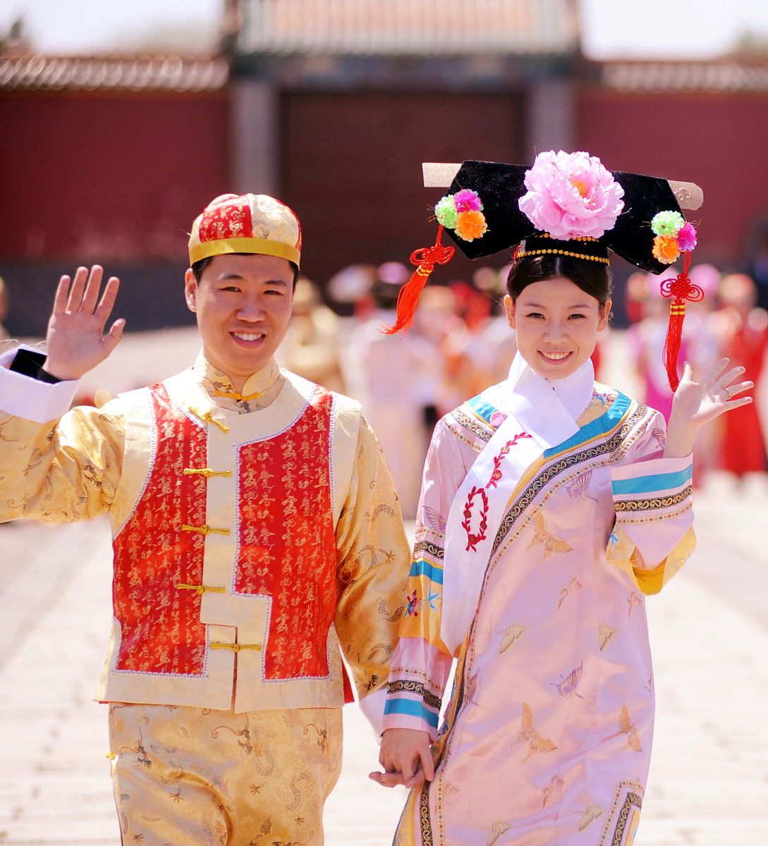 2012年5月27日,一场时尚唯美的"穿越时空的爱恋"盛世皇家集体婚礼在沈