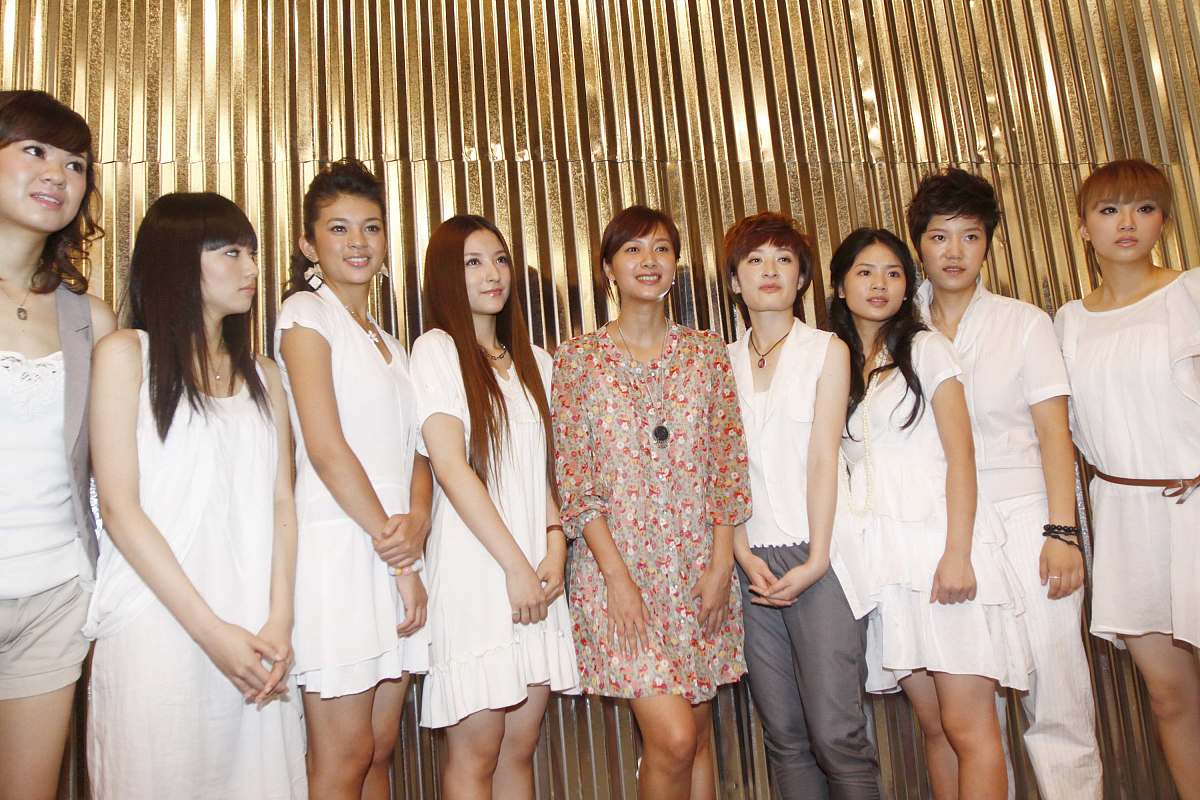 2009年7月5日,北京,快乐女生十强当日集体亮相北京拍mv.+++_+++快女,