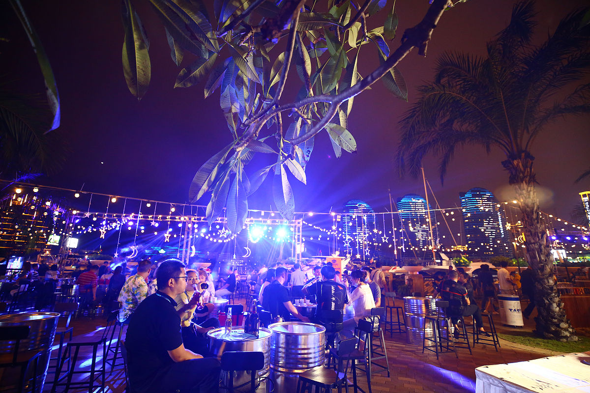 我的晚上过得很好!去了我的朋友那里他住在附近在他的屋顶上喝了一杯。不会迟到但很有趣‘’、