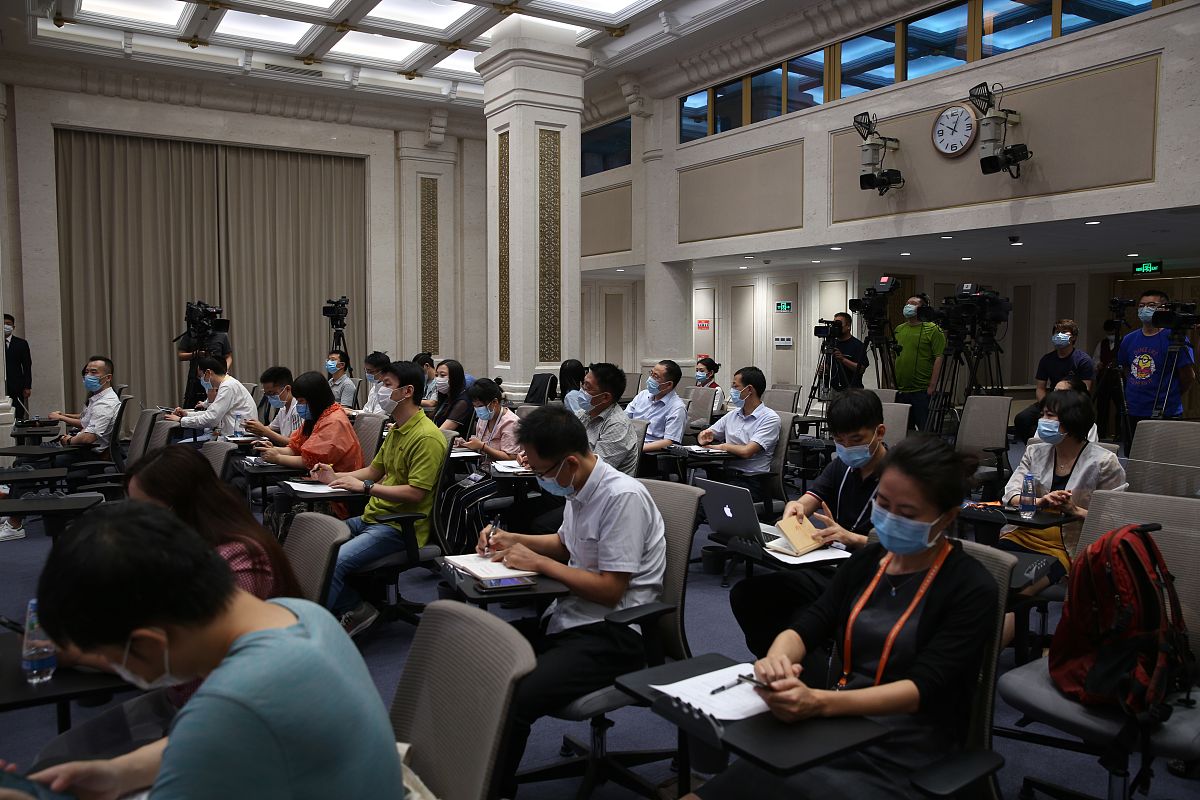 阐述政局稳定社会公平对我国烘培行业的有利影响要求内容丰富以论文的风格描述语言优美且具有学术性