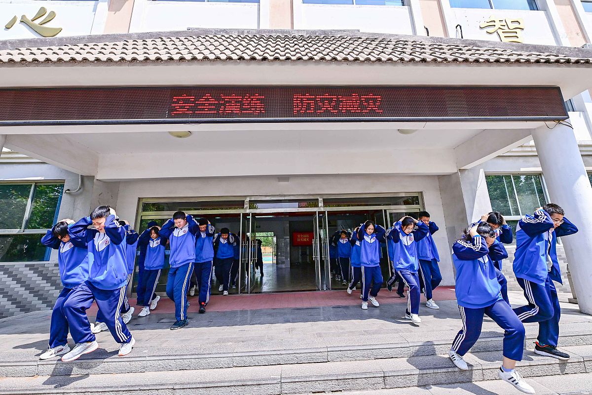 2021年5月11日,山东省青州市五里初级中学学生在公安消防人员的指导下