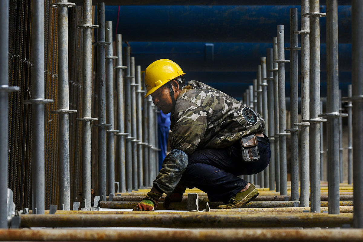 一名建筑项目新闻记者请你以劳动者自带光致敬奋斗者为题结合项目管理部五一节在岗的情况写一篇报道的心得体会。100字