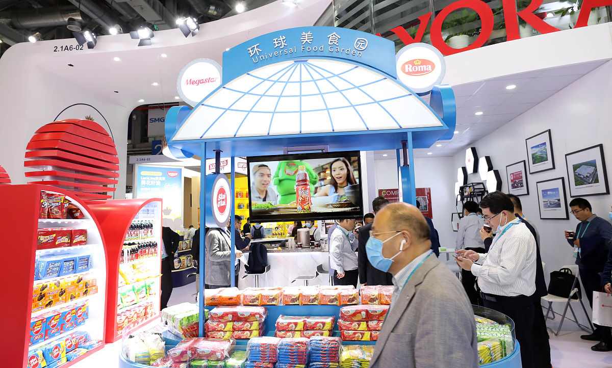 2020年11月6日,观展者在第三届中国国际进口博览会食品及农产品展区观