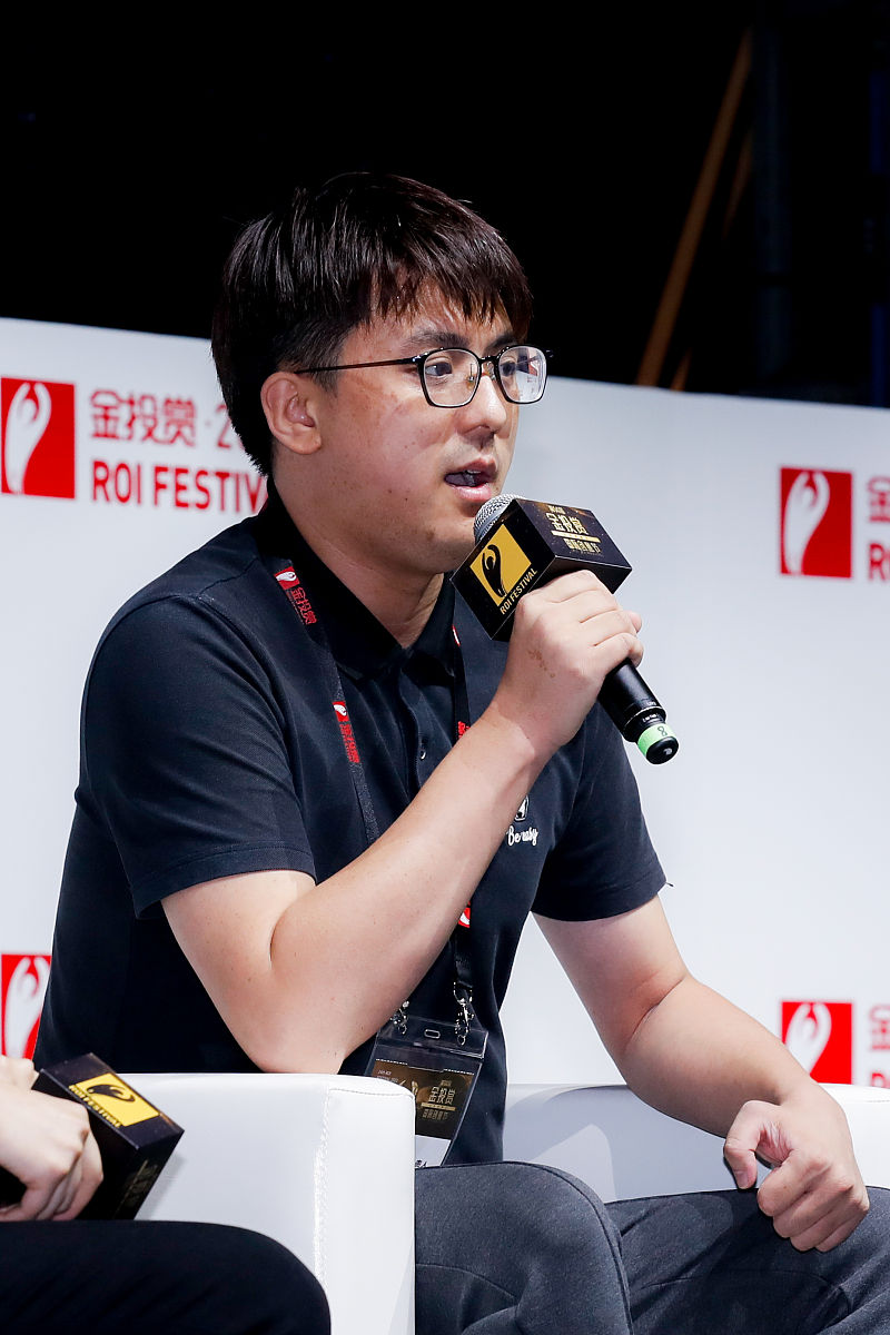 白象方便面的口碑营销白象方便面的口碑营销主要是通过消费者的口口相传来推广产品。白象方便面在产品的质量、口感、包装等方面都有着很高的水平消费者在食用后会感到非常满意因此会在朋友、同事、亲戚等人群中推荐这个品牌的方便面。此外白象方便面也会通过社交媒体平台、网络论坛等渠道与消费者进行互动回应消费者的疑问和反馈增强品牌的亲和力和口碑效应。白象方便面口碑