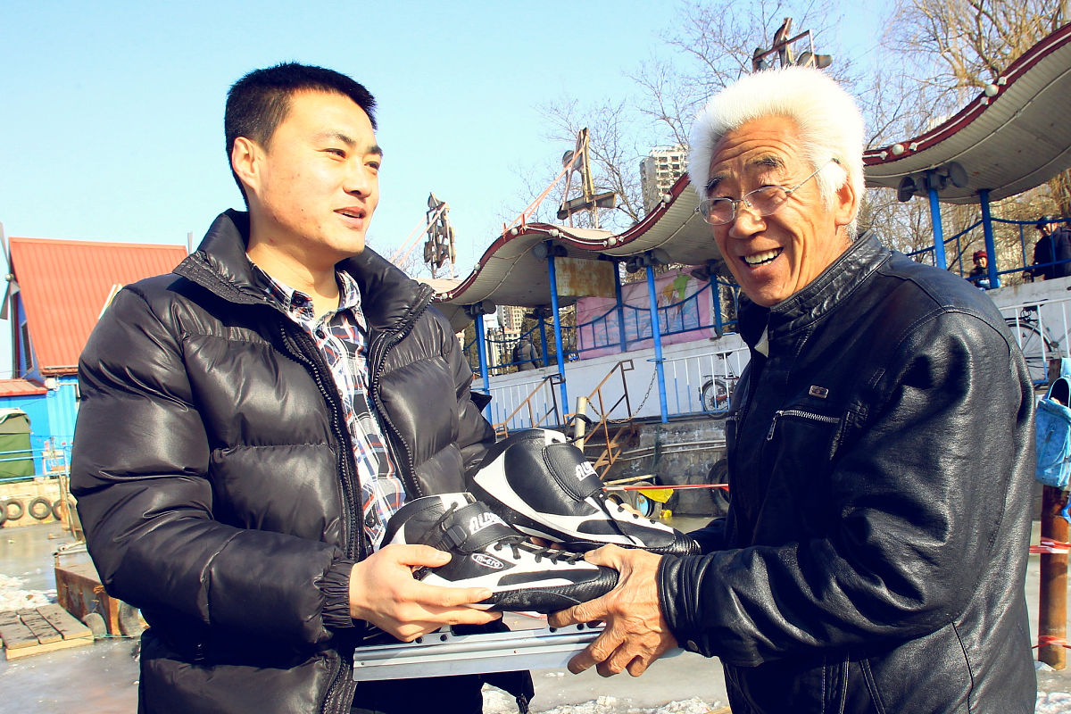 2013年1月25日,一家轮滑代理商得知老杨脚大买不到合适的冰鞋,特意从
