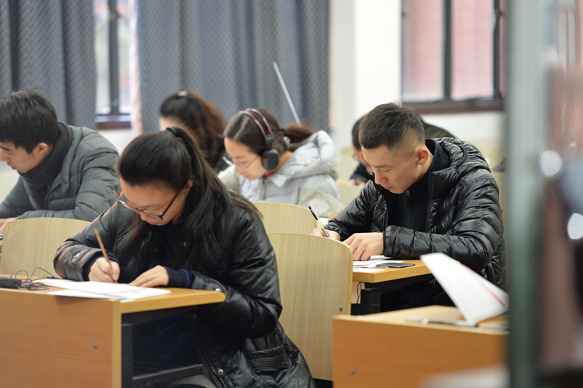 2015年12月19日,在上海交通大学考点,考生正在参加四级考试中.