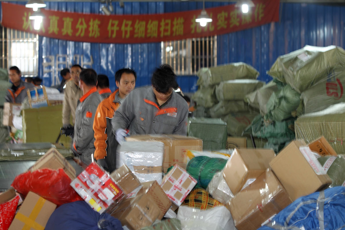 请以一个实习物流员为角度谈谈每天的收获不少于1000字