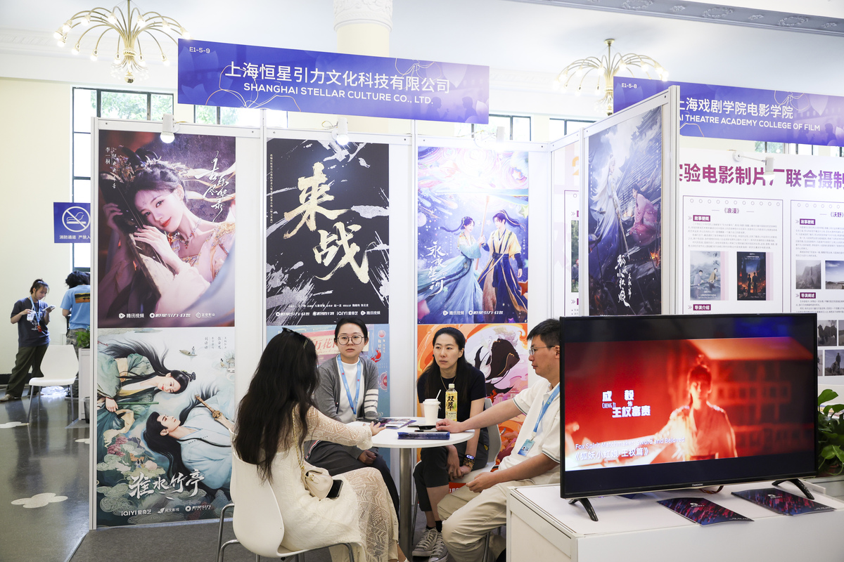 帮我想个热度高的视频创意假如你是一名厨师可以尝试制作一道极具创意的料理比如将传统的炒饭变成一只可爱的小熊形状或者将披萨变成一幅艺术品。在视频中展示制作过程并加入一些幽默有趣的元素吸引更多人观看和分享。帮我想个热度高的小视频创意你可以尝试制作一段有趣的宠物短片选择一只可爱的宠物比如小狗或小猫展示它们的日常生活和趣事加入一些搞笑的配乐和字幕让观众忍俊不禁。或者你可以制作一段美食短片展示一道美味的甜点或