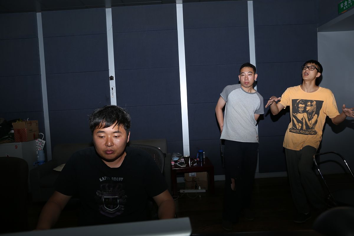 2015年5月7日至6月4日,记者跟拍拟音师王子威.拟音师是影视音像艺术的