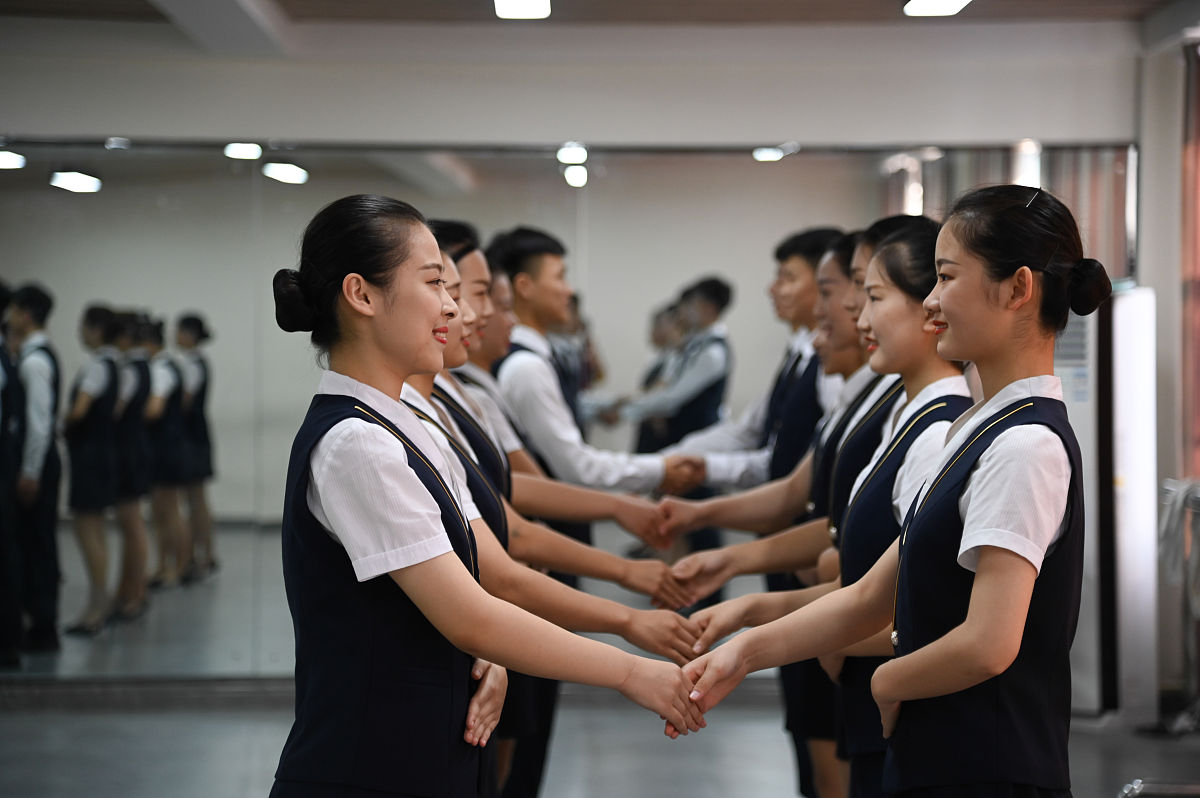 成都礼仪职中学历要求：大专及以上，但不止于学历