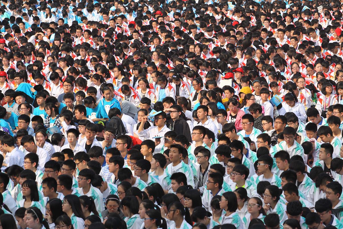 毕业典礼演讲稿 1000字 高一经历了的军训是我最难忘的 职业中学校园生活 作为学生代表