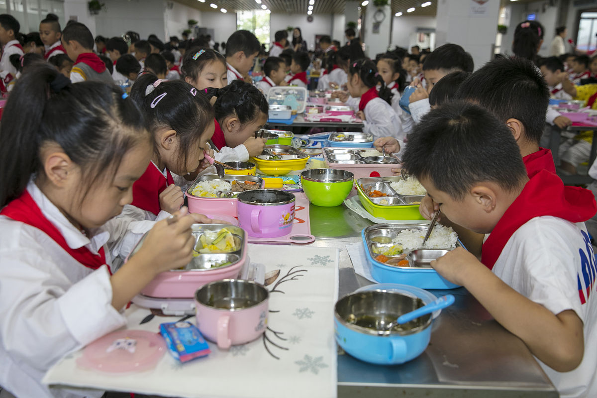 石牌镇小学食堂开放日，家长品尝美味午餐，满意度高！