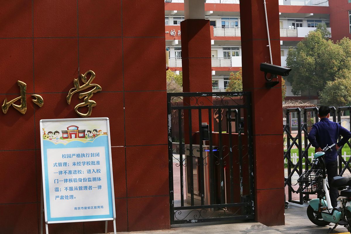 你目前的身份是江苏省南通如皋石庄小学对其办学理念进行概述8个字一组。例如：求实创新育德慧心