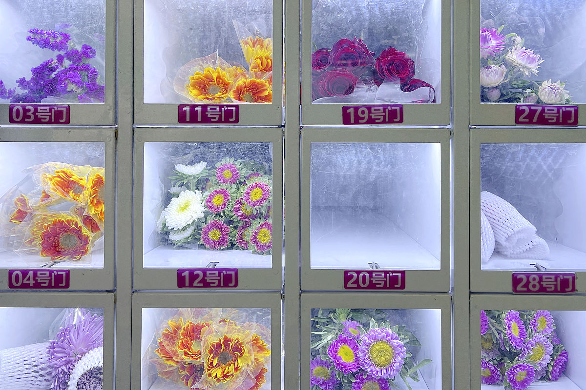 除了帮助鲜花店更好地管理和销售鲜花鲜花销售系统还可以为消费者提供以下优势：1 在线浏览和购买鲜花方便快捷。2 提供多种支付方式包括支付宝、微信、银行卡等方便消费者选择。3 提供多种配送方式包括快递、同城配送等方便消费者选择。4 提供鲜花的详细信息包括鲜花种类、价格、产地、花语等方便消费者选择。5 提供用户评价和推荐方便消费者了解商品质量和口碑。总之鲜花销售系统的设计既可以帮助鲜花店更好地管理和销售