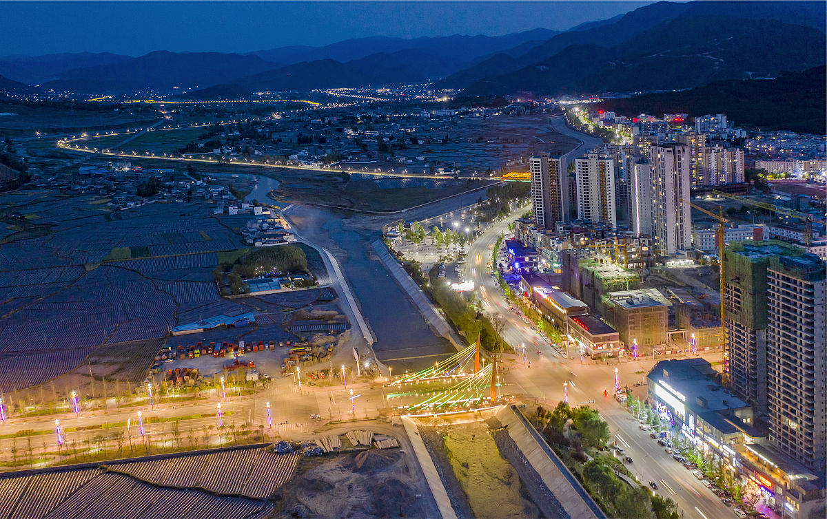 2021年4月16日,夜幕降临,华灯初上,四川省凉山州越西县城道路两旁鲜花