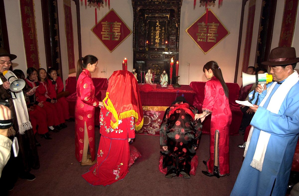 父亲去世后女儿婚礼还能如期举行吗？传统讲究和个人选择