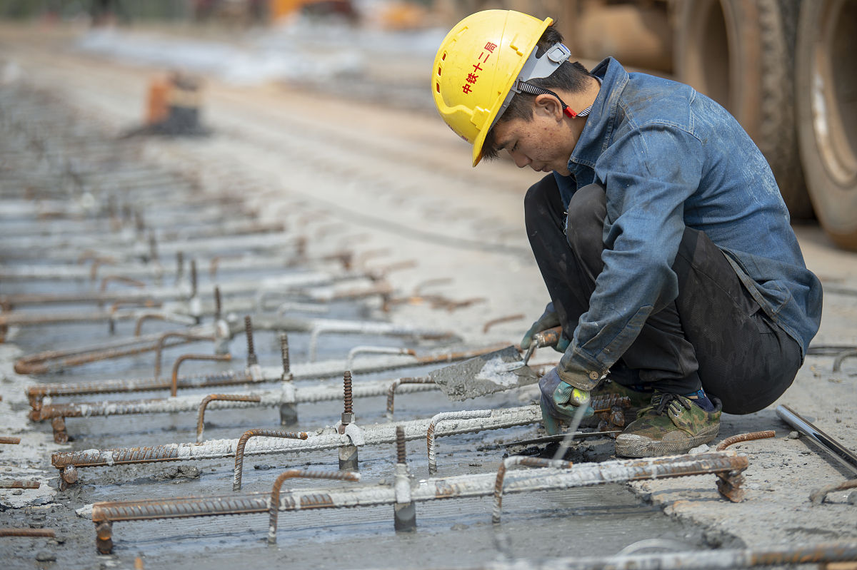 2021年3月25日,由中铁十二局承建的文临高速公路文昌段项目,工人铺设