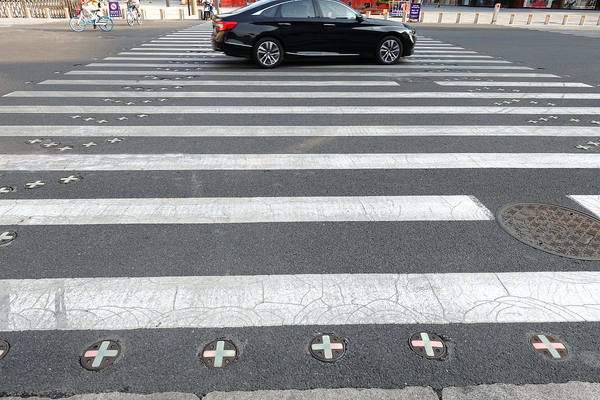 翻译：认错斑马线，他穿越马路时迷茫了