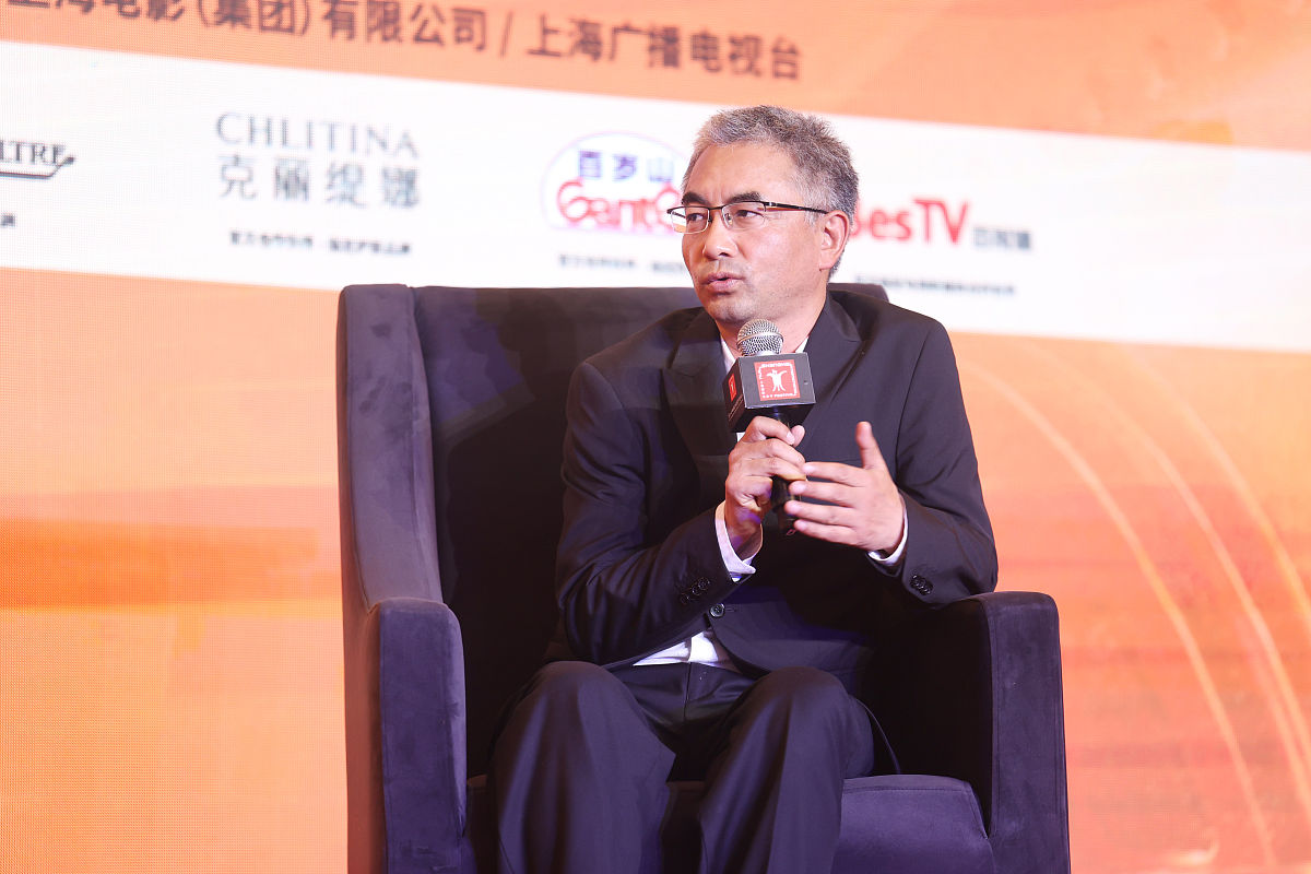 视听语言结合万玛才旦导演的电影《撞死了一只羊》从场面调度的知识内容出发探讨人物与空间的关系所形成的主题意蕴。以小论文的形式完成写作希望有更加多元和深度的表达空间来完成写作。根据以上内容写的文章帮我起一个简单有概括性的标题