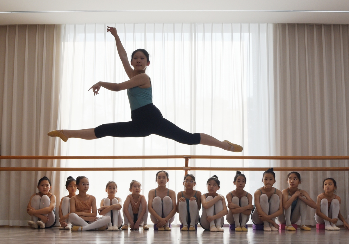 压脚背练习:增强舞蹈表现力,孩子必备技巧 压脚背练习:增强舞蹈表现力,孩子必备技巧