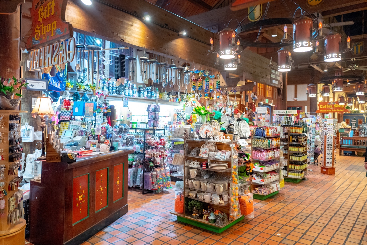 低端商场开店指南：适合的店铺类型及经营建议