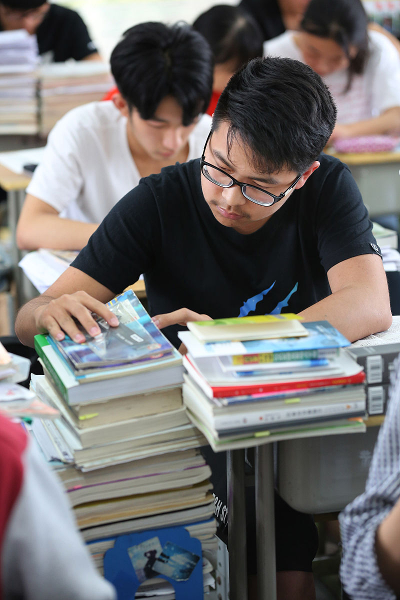 以优、良、中三个 分别为同学写意见