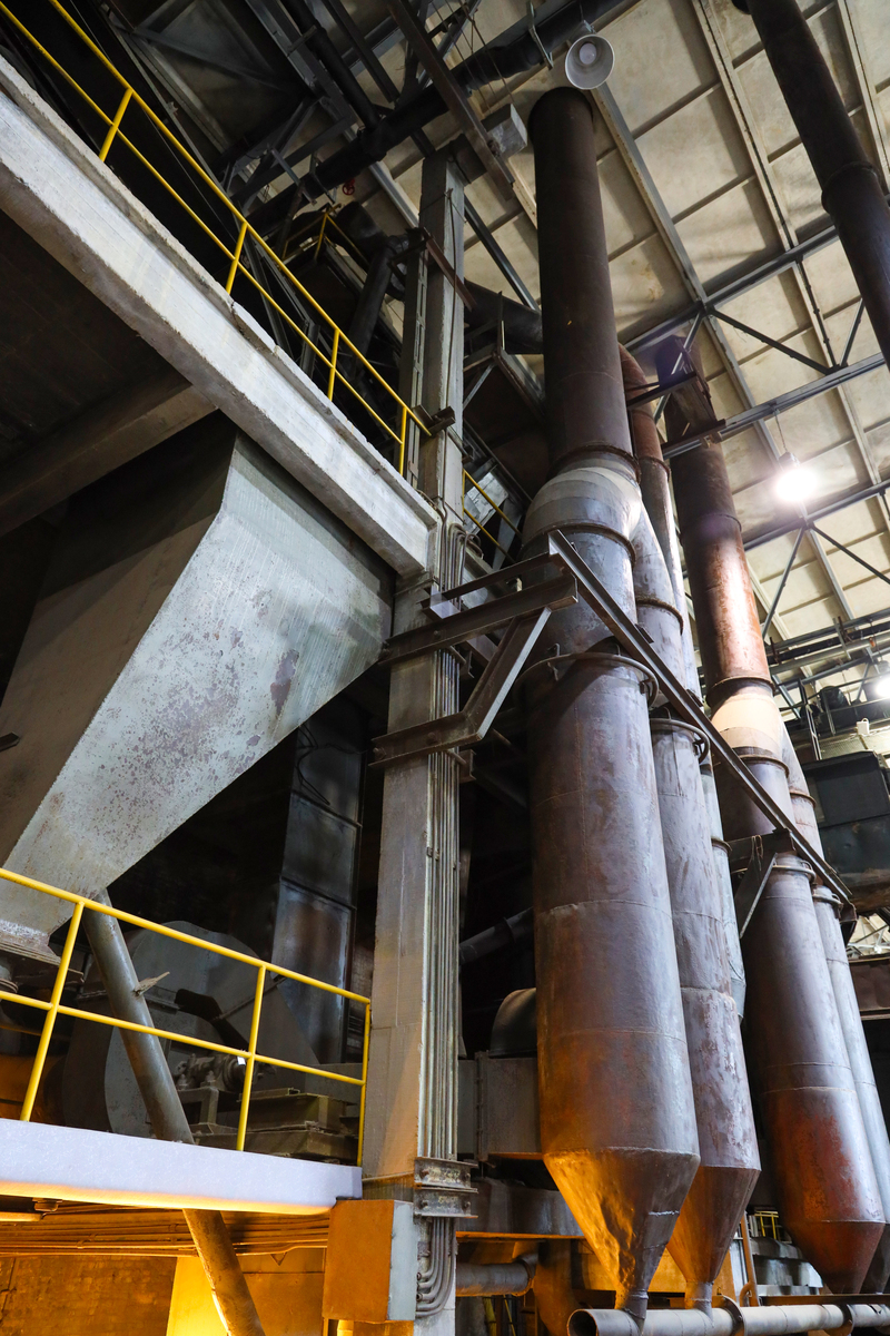 一案例描述2007年9月11日某电厂自然循环亚临界汽包炉水冷壁发生爆管经过事故分析弄清楚原因是凝结水精处理混床分离塔冲洗水调节阀故障导致树脂分层不彻底运行值班人员巡视检查不到位继续按程控步序自动进行树脂的分离和再生工作从而导致阴阳树脂没有分开产生了严重的交叉污染从而在运行中Cl-不断从高速混床中释放出来炉内浓缩而使炉水中Cl-严重超标规定炉水中的氯离子浓度应低于500µgL控制炉水的电导率不应大于