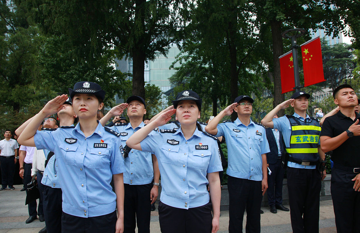 你好您好！有什么可以帮到您呢？为什么我们赚不到钱我不清楚您具体指的是哪方面赚钱但是赚钱通常需要具备一定的技能、经验和机会。您可以通过学习、拓展人脉、寻找适合自己的工作或创业机会等方式来提升赚钱能力。同时也需要注意理财规划合理分配资产避免财务风险。写一篇四平市交警支队与车管所联合执法的新宣传报道近日四平市交警支队与车管所再次联合开展了一次执法行动。此次行动的目的是为了加强道路交通管理净化道路环境提高